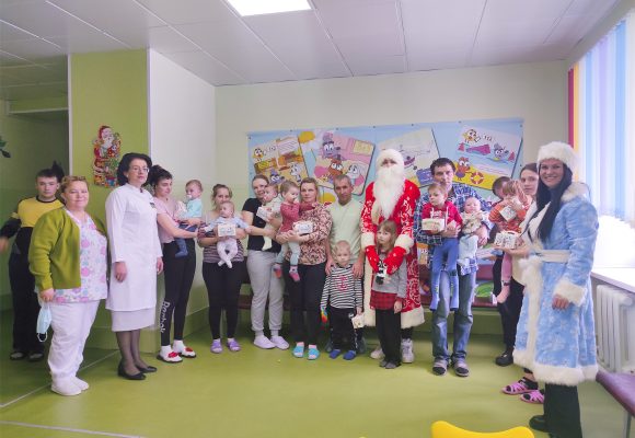 Дед Мороз и Снегурочка совместно с администрацией больницы и членами профсоюзного комитета, поздравили маленьких пациентов больницы